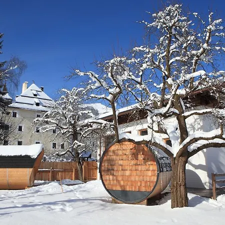 Schloss Saalhof- Schlossflair, Wellnessauszeit, Bauernhofleben, Familienzeit Im Historischen Apartment Zentral Zwischen Zell Am See Und Saalbach-Hinterglemm Apartment *