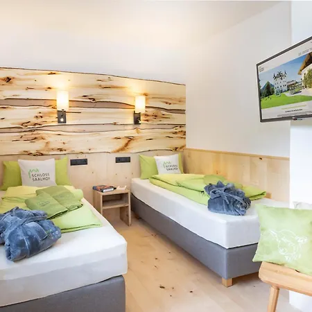 Apartment Schloss Saalhof- Schlossflair, Wellnessauszeit, Bauernhofleben, Familienzeit Im Historischen Apartment Zentral Zwischen Zell Am See Und Saalbach-Hinterglemm