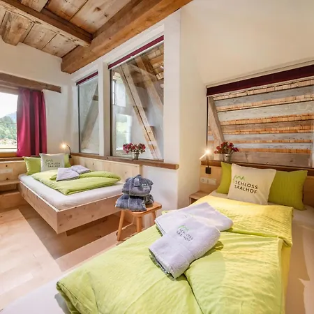 Schloss Saalhof- Schlossflair, Wellnessauszeit, Bauernhofleben, Familienzeit Im Historischen Apartment Zentral Zwischen Zell Am See Und Saalbach-Hinterglemm *