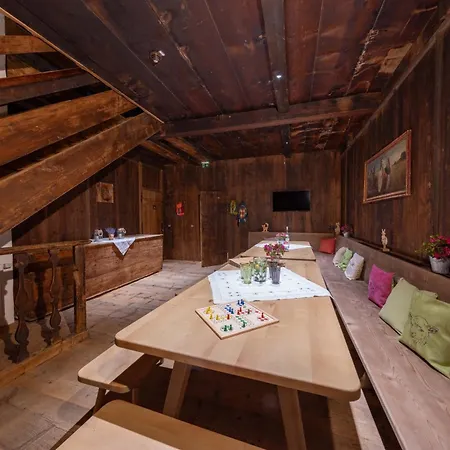 Schloss Saalhof- Schlossflair, Wellnessauszeit, Bauernhofleben, Familienzeit Im Historischen Apartment Zentral Zwischen Zell Am See Und Saalbach-Hinterglemm Maishofen