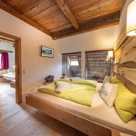 Schloss Saalhof- Schlossflair, Wellnessauszeit, Bauernhofleben, Familienzeit Im Historischen Apartment Zentral Zwischen Zell Am See Und Saalbach-Hinterglemm