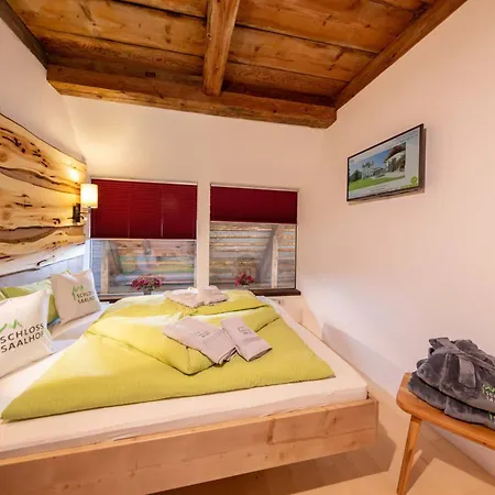 Schloss Saalhof- Schlossflair, Wellnessauszeit, Bauernhofleben, Familienzeit Im Historischen Apartment Zentral Zwischen Zell Am See Und Saalbach-Hinterglemm Apartment