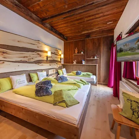 Apartment Schloss Saalhof- Schlossflair, Wellnessauszeit, Bauernhofleben, Familienzeit Im Historischen Apartment Zentral Zwischen Zell Am See Und Saalbach-Hinterglemm Maishofen