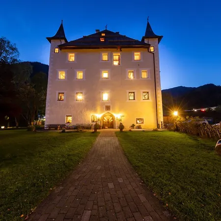 Schloss Saalhof- Schlossflair, Wellnessauszeit, Bauernhofleben, Familienzeit Im Historischen Apartment Zentral Zwischen Zell Am See Und Saalbach-Hinterglemm