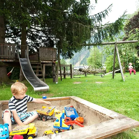 Apartment Schloss Saalhof- Schlossflair, Wellnessauszeit, Bauernhofleben, Familienzeit Im Historischen Apartment Zentral Zwischen Zell Am See Und Saalbach-Hinterglemm Maishofen