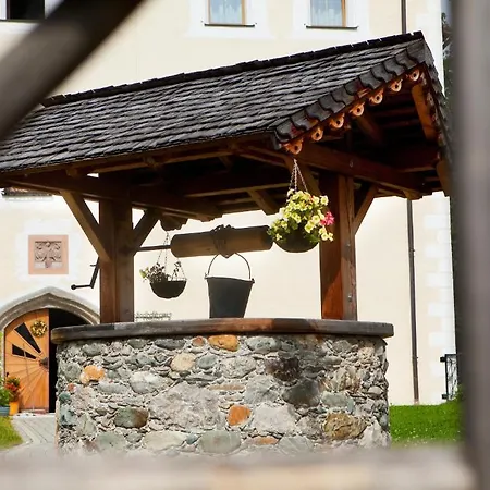 Schloss Saalhof- Schlossflair, Wellnessauszeit, Bauernhofleben, Familienzeit Im Historischen Apartment Zentral Zwischen Zell Am See Und Saalbach-Hinterglemm