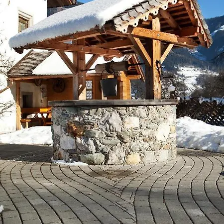 Schloss Saalhof- Schlossflair, Wellnessauszeit, Bauernhofleben, Familienzeit Im Historischen Apartment Zentral Zwischen Zell Am See Und Saalbach-Hinterglemm Maishofen