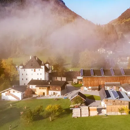 Apartment Schloss Saalhof- Schlossflair, Wellnessauszeit, Bauernhofleben, Familienzeit Im Historischen Apartment Zentral Zwischen Zell Am See Und Saalbach-Hinterglemm