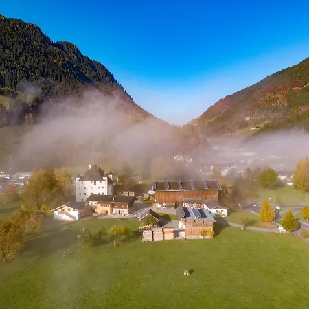 Schloss Saalhof- Schlossflair, Wellnessauszeit, Bauernhofleben, Familienzeit Im Historischen Apartment Zentral Zwischen Zell Am See Und Saalbach-Hinterglemm Apartment *