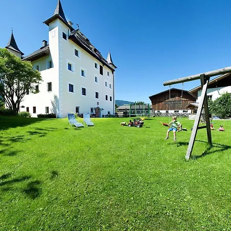 Apartment Schloss Saalhof- Schlossflair, Wellnessauszeit, Bauernhofleben, Familienzeit Im Historischen Apartment Zentral Zwischen Zell Am See Und Saalbach-Hinterglemm *