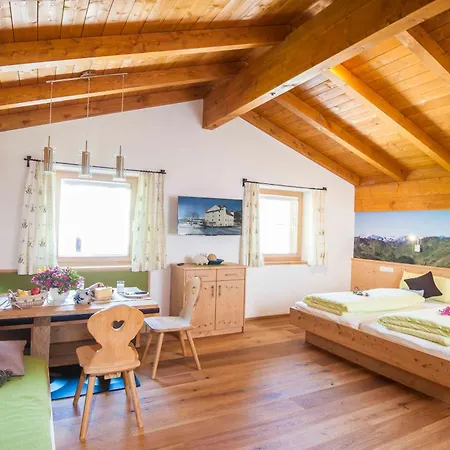 Apartment Schloss Saalhof- Schlossflair, Wellnessauszeit, Bauernhofleben, Familienzeit Im Historischen Apartment Zentral Zwischen Zell Am See Und Saalbach-Hinterglemm